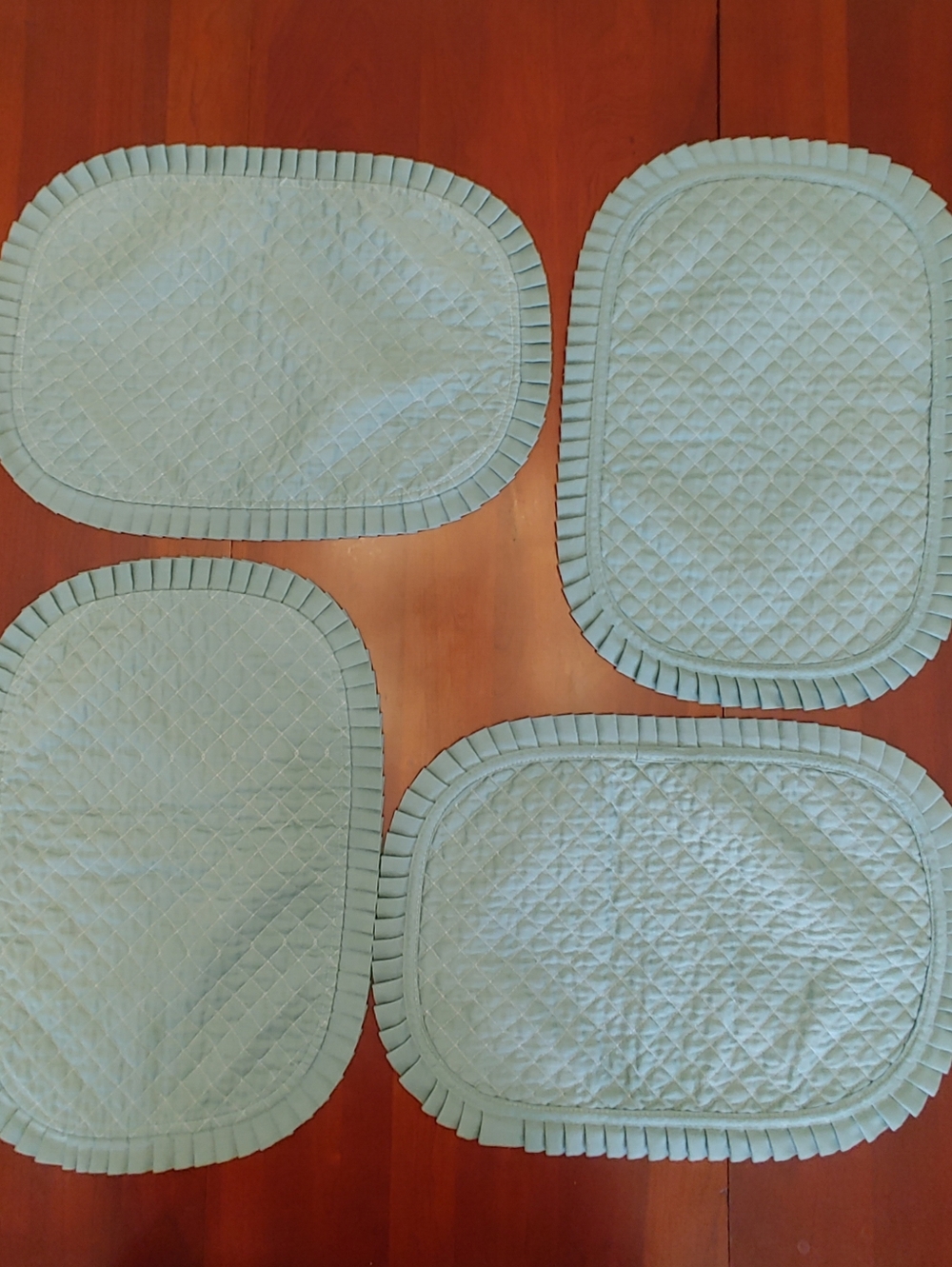 Vintage Quilted Ruffled Placemat Set in Light Green (132rll1)